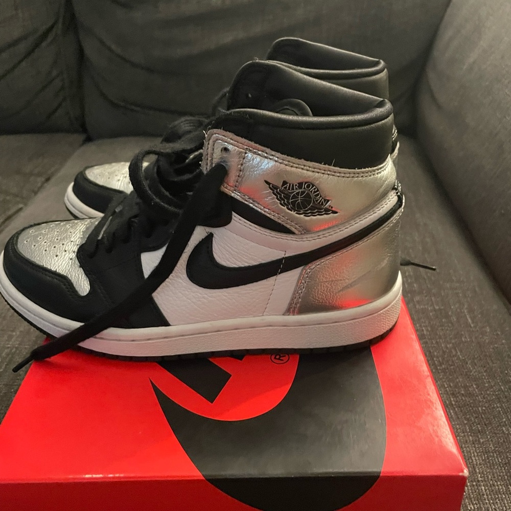 Nike Air Jordan Retro 1 High OG Metallic Silver Silver Toe Women’s Size 7/M5.5